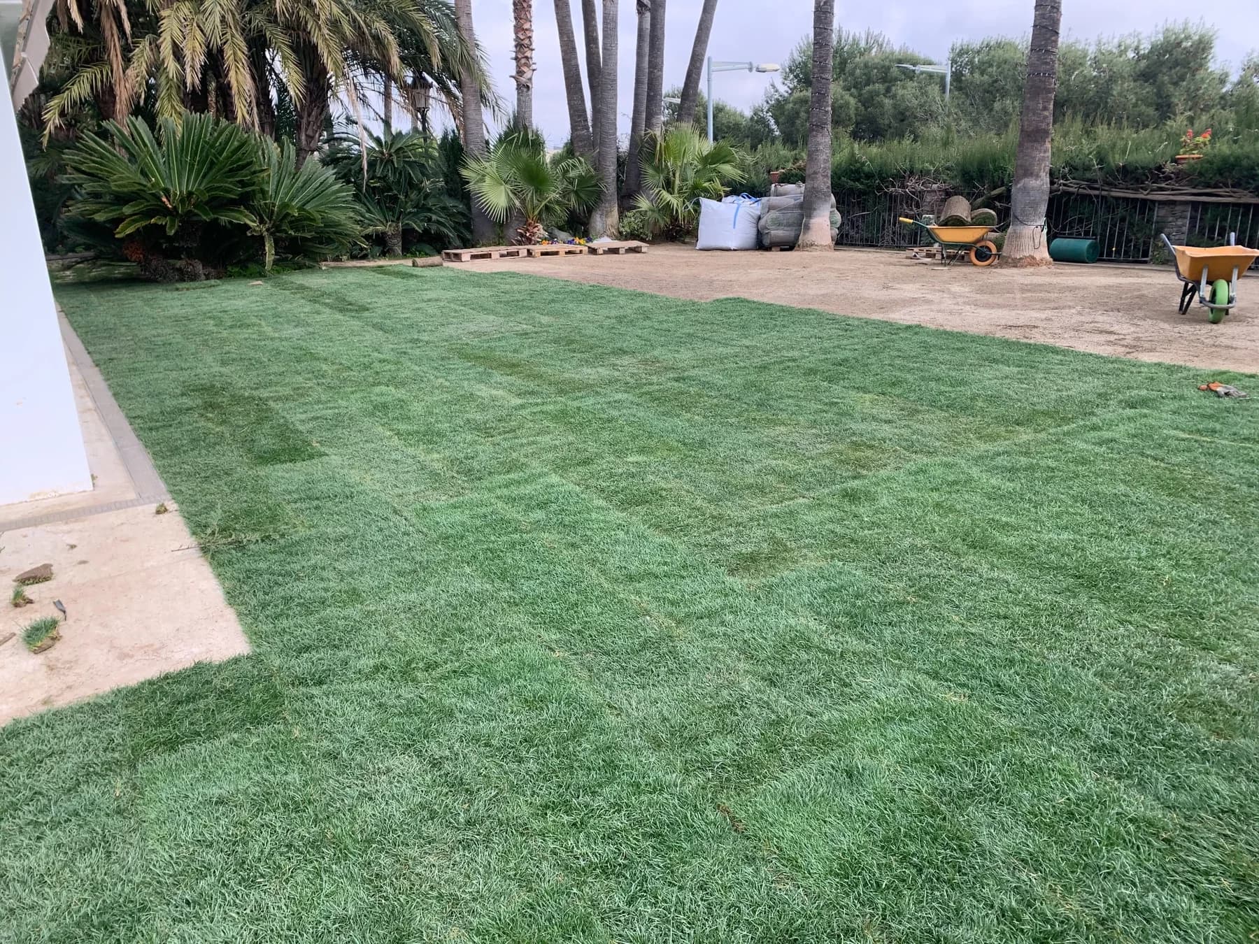Instalación de césped artificial en un jardín